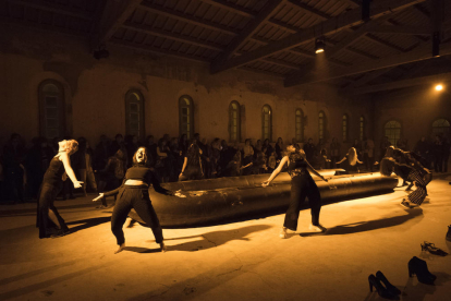 Un moment de l'espectacle 'Halab', coreografiat per la companyia de dansa contemporània Sol Picó.