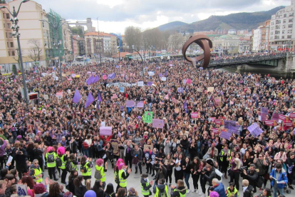 Imagen panorámica de la multitudinaria manifestación feminista que recorrió ayer por la tarde las calles de Madrid a su paso por Cibeles.