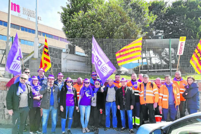 Piquete frente a las instalaciones de San Miguel en Lleida, ayer.