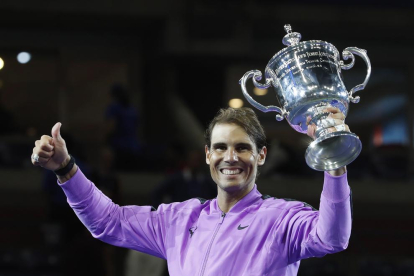 Rafa Nadal sosté el trofeu guanyat a Nova York, el títol número 19 de Grand Slam.