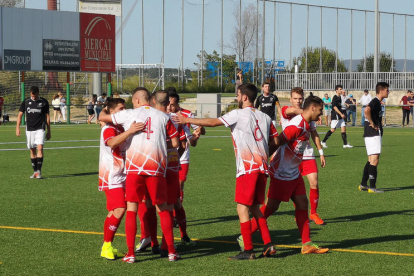 Los jugadores del Mollet celebran uno de los goles que les dieron el ascenso a Primera Catalana ante el Artesa de Segre.
