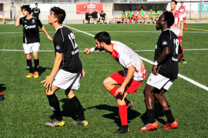 Els jugadors del Mollet celebren un dels gols que els van donar l’ascens a Primera Catalana davant de l’Artesa de Segre.