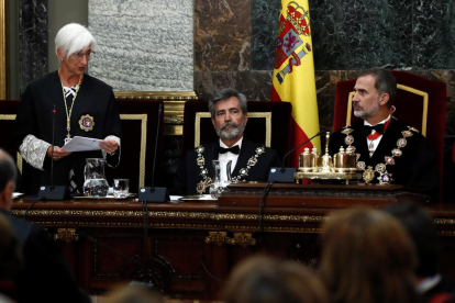 La fiscal general de l’Estat, María José Segarra, al costat de Carlos Lesmes i Felip VI, ahir durant l’inici de l’any judicial.