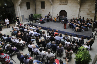Los alumnos de la escuela L’Intèrpret ofrecieron su concierto en el patio del IEI de Lleida.