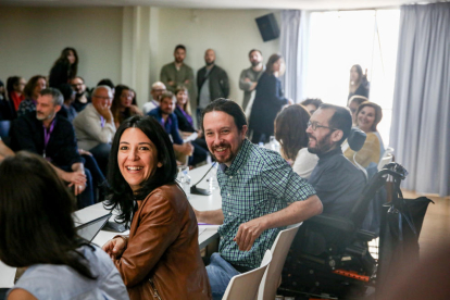 Iglesias e Idoia Villanueva sonríen antes del Consejo de Podemos.
