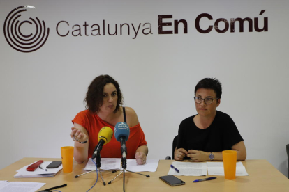 La senadora Sara Vilà i la diputada Marta Ribas, de Catalunya en Comú Podem, ahir en roda de premsa.