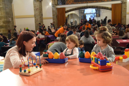 La sala Sant Domenèc és l’escenari principal d’un festival amb més de 300 jocs de taula per a totes les edats i que tanca avui la quarta edició.