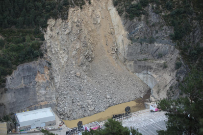 Imagen del gran desprendimiento de rocas que se registró ayer sobre la carretera de acceso a Andorra desde Lleida y que afectó al centro comercial Punt de Trobada. 