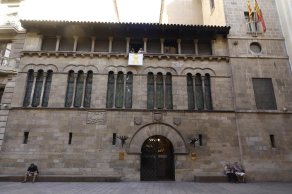 El lazo amarillo en la fachada de la Paeria fue colocado de nuevo el 9 de agosto tras haber sido descolgado por un grupo españolista.