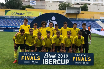 L’equip infantil A del Mercedaris CF que es va proclamar campió al torneig Ibercup de Portugal.