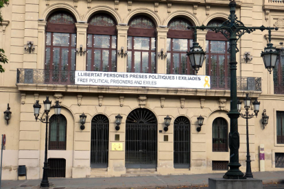 La pancarta colgada en la fachada de la avenida Blondel.