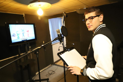 El leridano Juan Luis Bonilla, de 24 años, en el estudio de grabación de su casa. 