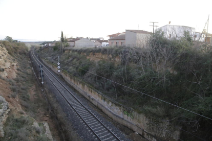 El talús que separa la via del tren, a una cota inferior, de les cases del carrer Formigó de Raimat.