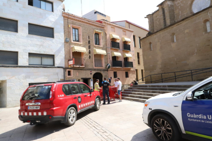 Efectius de Bombers i Urbana, ahir a la plaça Sant Llorenç.