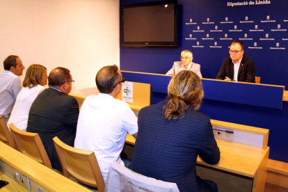 Jordi Latorre y Joan Gilart presentaron ayer las ayudas de la Diputación.