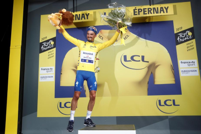 El francès Julian Alaphilippe celebra al podi el triomf d’etapa i el seu liderat al Tour.