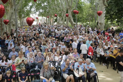Els Camps Elisis es van omplir de persones en la X Trobada de Corals amb el lema “Lleida canta a les Persones”.