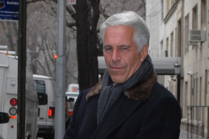 El milionari Jeffrey Epstein es va penjar ahir a la seua cel·la, en una presó de Manhattan.