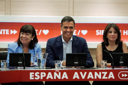 Pedro Sánchez entre la presidenta del partido, Cristina Narbona, y la portavoz, Adriana Lastra.