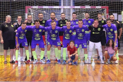 La plantilla del Lamsauto Futsal Lleida, ahir abans del partit amb el Cerdanyola.