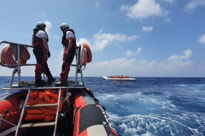 Metges Sense Fronteres es disposen a rescatar els migrants que van a la deriva en una barca pneumàtica.