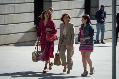 Carmen Calvo, Adriana Lastra  y María Jesús Montero a su llegada ayer al Congreso de los Diputados.
