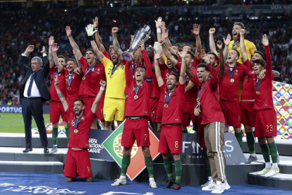 Los jugadores de la selección de Portugal celebran el título conseguido en el estadio Do Dragao de Oporto.
