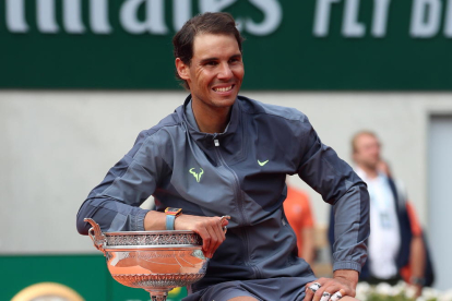 Rafa Nadal posa sonriente y relajado con su duodécimo trofeo en París.