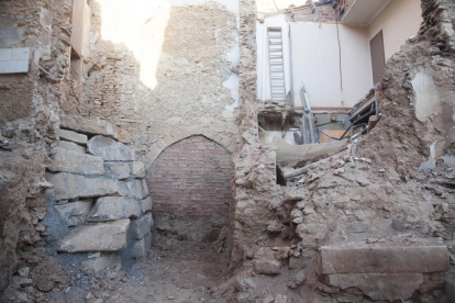 Imatge actual de l’habitatge afectat, l’arc i el nou mur.
