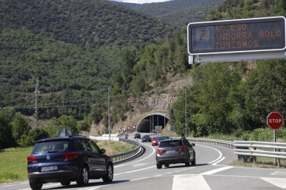 Las colas interminables y kilométricas en la vía que comunica Lleida con Andorra se repitieron ayer durante todo el día.