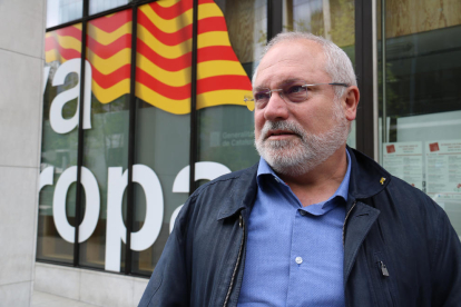El candidat de JxCat a l’alcaldia de Terrassa, Lluís Puig, durant l’entrevista amb l’ACN a Brussel·les.