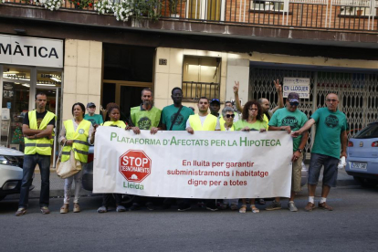 Imatge d’una protesta de la PAH per intentar evitar un desnonament a Lleida ciutat.