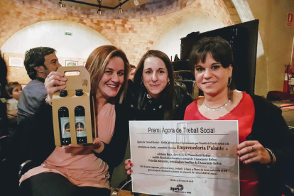 Tres de las cuatro mujeres que forman la asociación Refem cuando recibieron un premio por su trabajo.