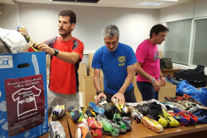Imagen de varios de los beneficiarios con equipaciones del Atlètic Segre, entre otras. 