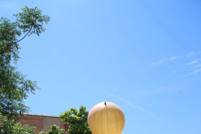 Instant del llançament del globus amb la sonda des del Joan Oró.