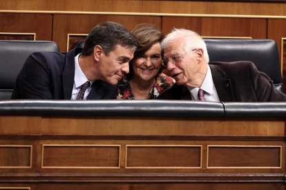 Sánchez, Calvo y Borrell, ayer, durante la sesión de control en el Congreso de los Diputados.