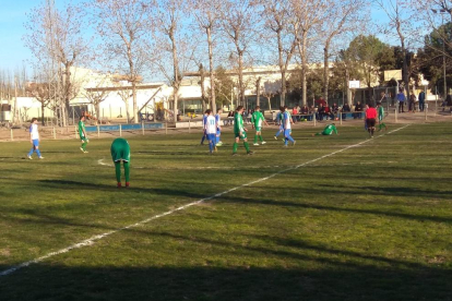 Una jugada del partido de ayer entre La Fuliola y el Balàfia B.