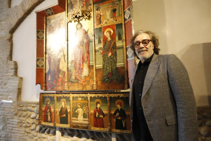 Tatxo Benet i el president Torra, ahir al costat del retaule gòtic de Capella i la resta d’autoritats del Consorci del Museu de Lleida.