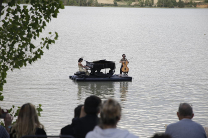 Decenas de personas disfrutaron ayer del espectáculo acuático-musical ‘Le Piano du Lac’, en el embalse de Terradets, en Cellers.