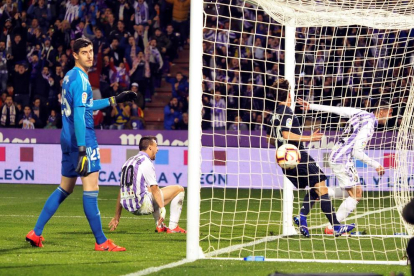 Courtois observa uno de los dos goles que le fueron anulados al Valladolid en la primera parte.