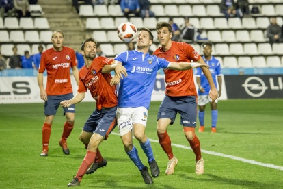 Juanto Ortuño lucha con un jugador del Olot en una acción del partido de ayer.