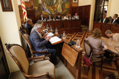 Perelló a la mesa presidencial, Talarn al grup d’ERC i la cadira buida de Reñé al del PDeCAT.