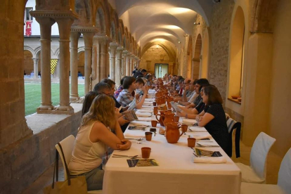 La cena medieval la noche del lunes en el claustro de Les Avellanes reunió a más de 160 personas.