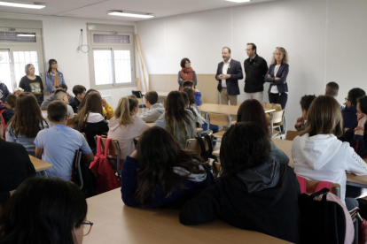 El director de los servicios territoriales de Educación en Lleida, Carles Vega, acompañado del alcalde de Mollerussa, Marc Solsona, ha visitado este jueves el nuevo instituto de educación secundaria de Mollerussa
