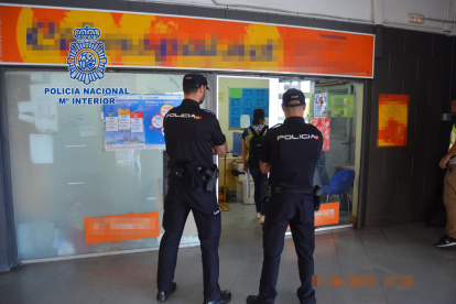 Dos agents de la policia davant d'una oficina.