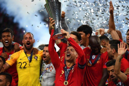 Portugal celebrando su título.
