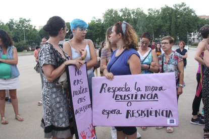 Imagen de un grupo de manifestantes con pancartas en la concentración de Cambrils ayer.