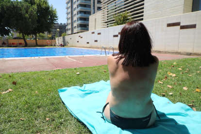 La nueva normativa especifica que “está permitido practicar toples” en las piscinas de Lleida. 