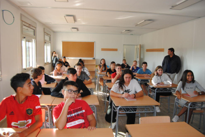 Estudiantes en el interior de los módulos acondicionados como nuevo instituto de Mollerussa.