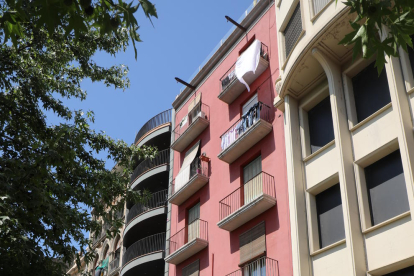 Imagen de la fachada de los pisos adquiridos por la promotora.
